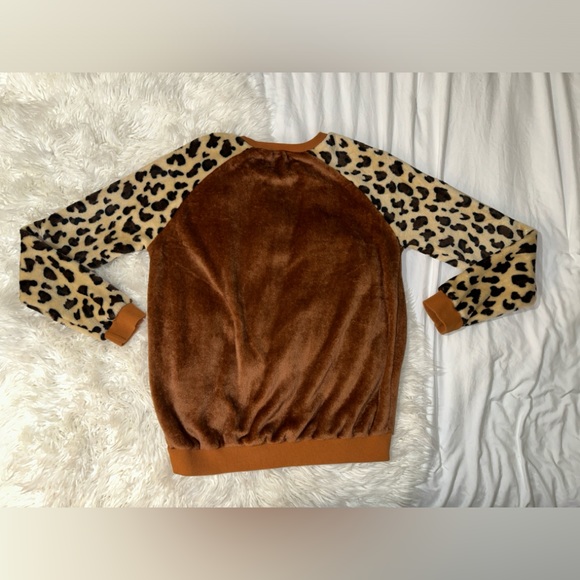 Bailey’s Blossoms | Crewneck Pullover Colorblocked Velour Leopard Animal Print - Picture 5 of 11